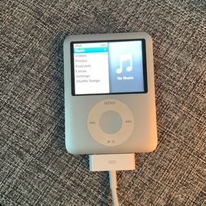 4GB apple iPod silver with charging cord